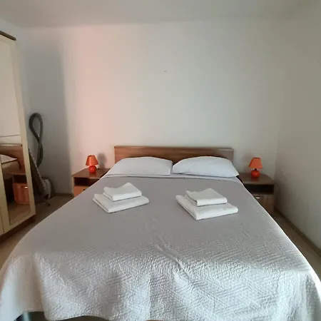 Toni アパート ザダル