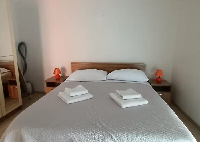 Toni アパート ザダル